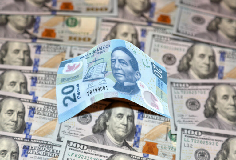 El ‘superpeso’ se topa con su ‘kriptonita’ y ‘araña’ las 19 unidades por dólar