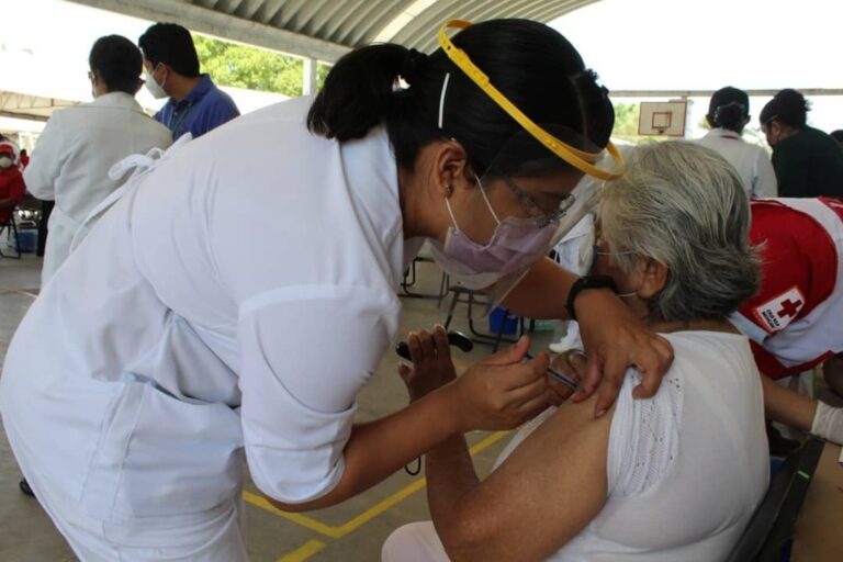 Vacuna covid, disponible en octubre en centros de salud; se aplicará a la par de la de influenza