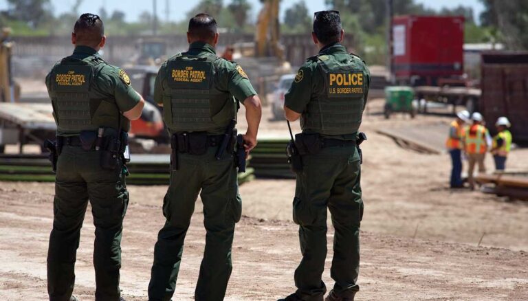 Corte Suprema de EU le aprueba a Texas cumplir su ley antimigrante