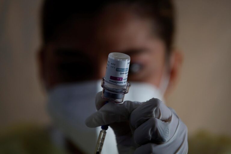 AstraZeneca reconoce por primera vez que su vacuna contra covid puede provocar trombosis