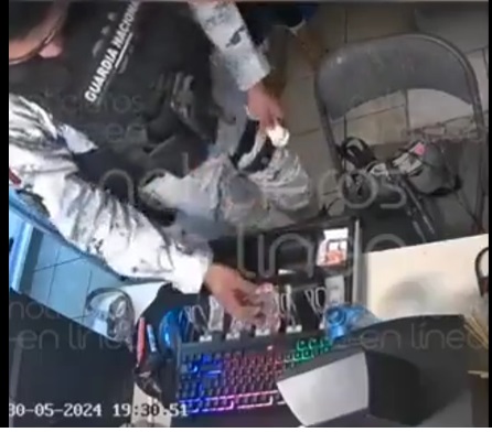 Captan a  un guardia nacional robando en León.