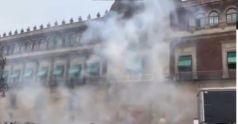 Normalistas de Ayotzinapa lanzan petardos en Palacio Nacional