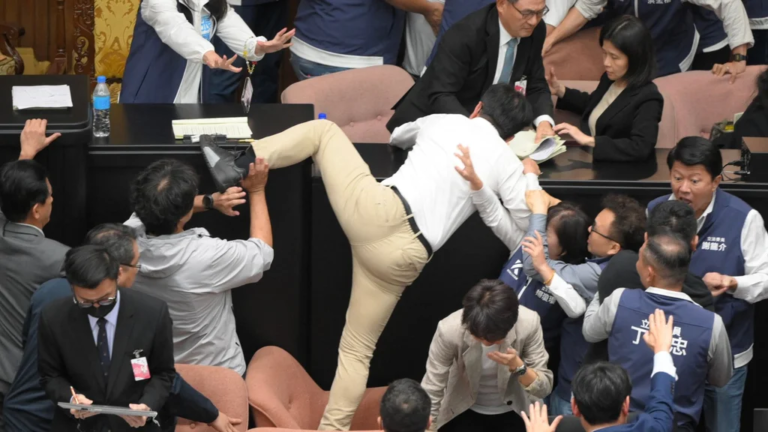 Trifulca legislativa: parlamentario subió al estrado y se llevó a la fuerza el proyecto que se iba a votar