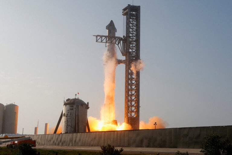 El mega cohete de SpaceX completa su cuarto vuelo de prueba desde Texas sin explotar
