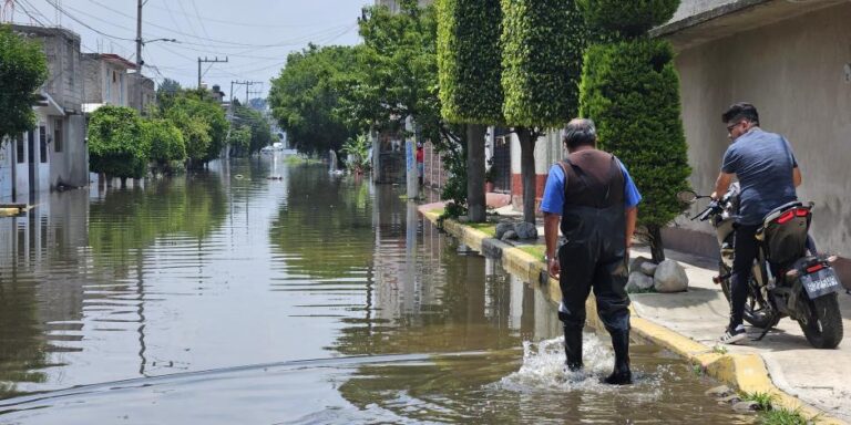 Damnificados de Chalco exigen sacar aguas negras