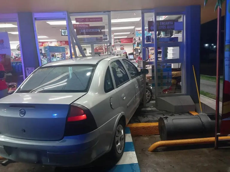 Mujer pierde control de su auto y termina dentro de tienda de conveniencia en Hidalgo