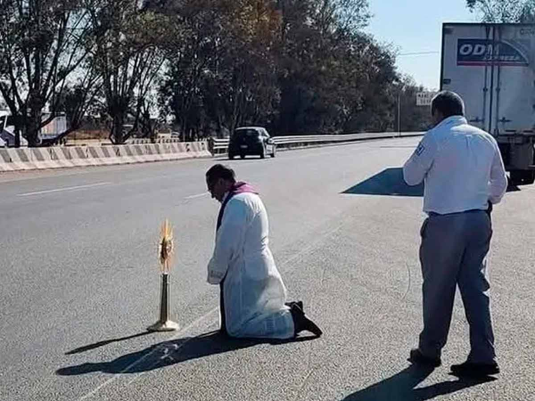 Cura bendice la autopista México-Querétaro para reducir accidentes y asaltos