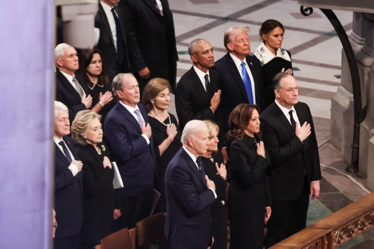 Entre risas, Trump y Obama se roban la atención en funeral del expresidente Carter