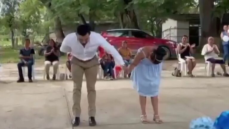 Con un solo corazón basta: maestro organiza graduación para su única alumna y bailan juntos el vals