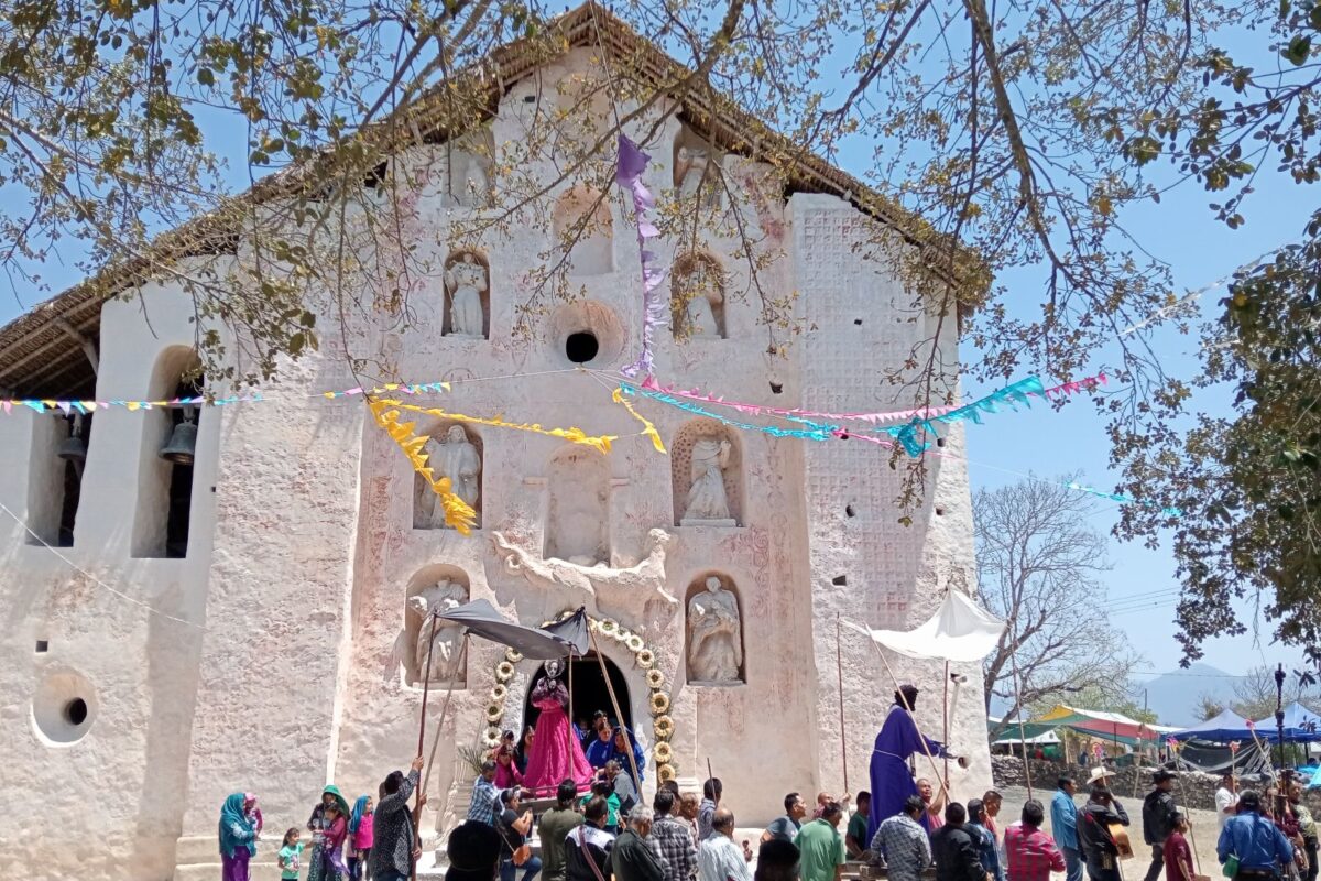 Templo restaurado con participación de comunidades xi’iui. Patrimonio vivo en la Sierra Gorda de San Luis Potosí. Detalle del artesonado reconstruido tras el incendio de 2007. Ritual comunitario tras la reapertura del templo.