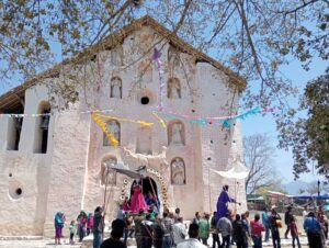 Templo restaurado con participación de comunidades xi’iui. Patrimonio vivo en la Sierra Gorda de San Luis Potosí. Detalle del artesonado reconstruido tras el incendio de 2007. Ritual comunitario tras la reapertura del templo.