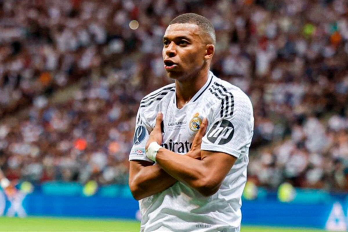 Una toma destacada de Mbappé en acción con el uniforme blanco, reforzando su rol clave en el esquema de Xabi Alonso