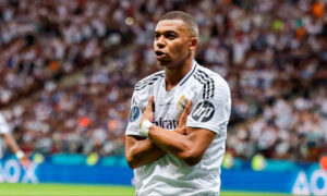 Una toma destacada de Mbappé en acción con el uniforme blanco, reforzando su rol clave en el esquema de Xabi Alonso