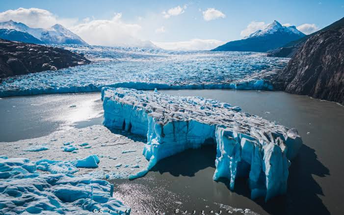 El hielo se va, la lava se asoma
