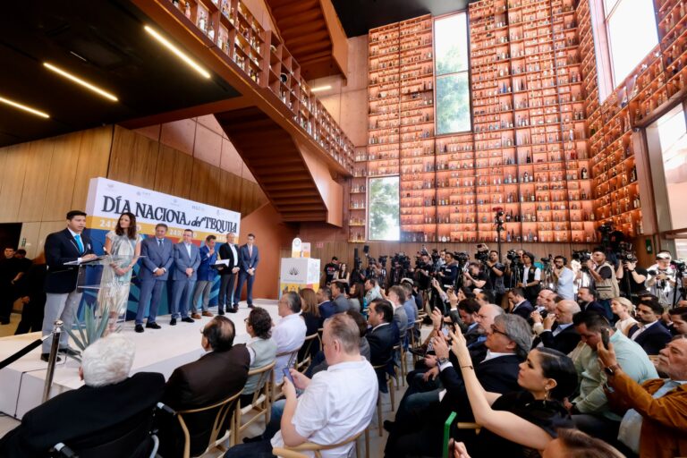 Tequila Lab impone Récord Guinness con 3,199 botellas