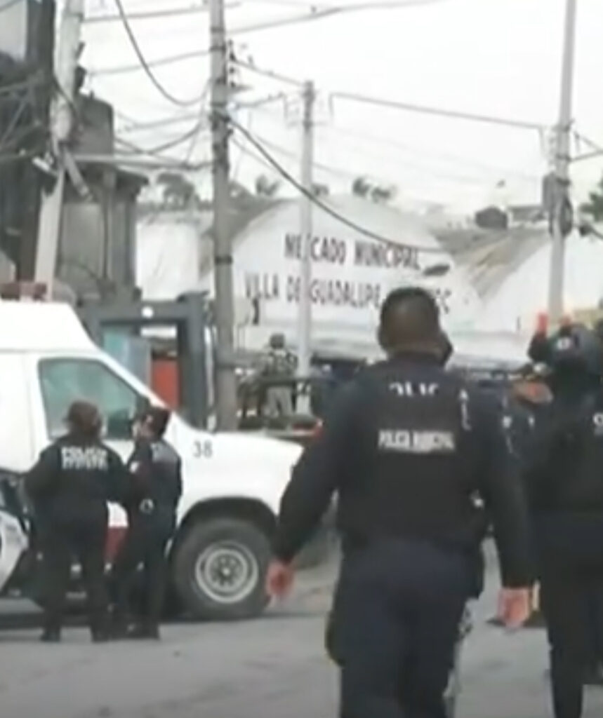 Policías municipales y unidades de emergencia acordonaron la zona tras el ataque en la colonia Villas de Guadalupe Xalostoc, Ecatepec. Foto Especial