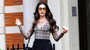 Anne Hathaway convierte un tropiezo en show
