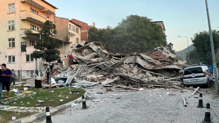 VIDEO Fuerte sismo de 6.1 sacude Turquía y provoca colapso de edificios en Balikesir