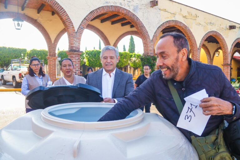 Cuernavaca entrega tinacos a 350 familias para enfrentar estiaje