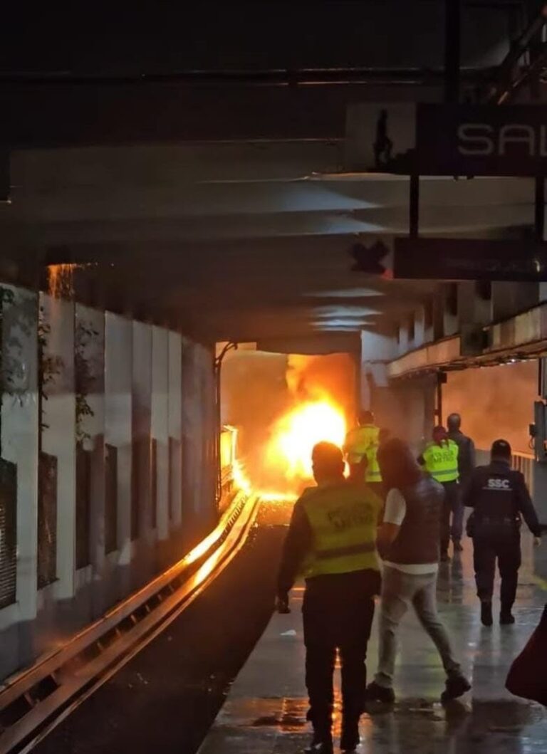 Explosión frena servicio en Línea 2 del Metro