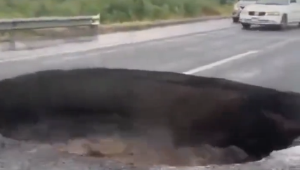 Socavón obliga a cierre total de carretera Apatzingán–Cuatro Caminos