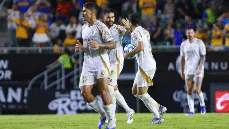 Mazatlán resiste con diez y saca un heroico empate ante Tigres