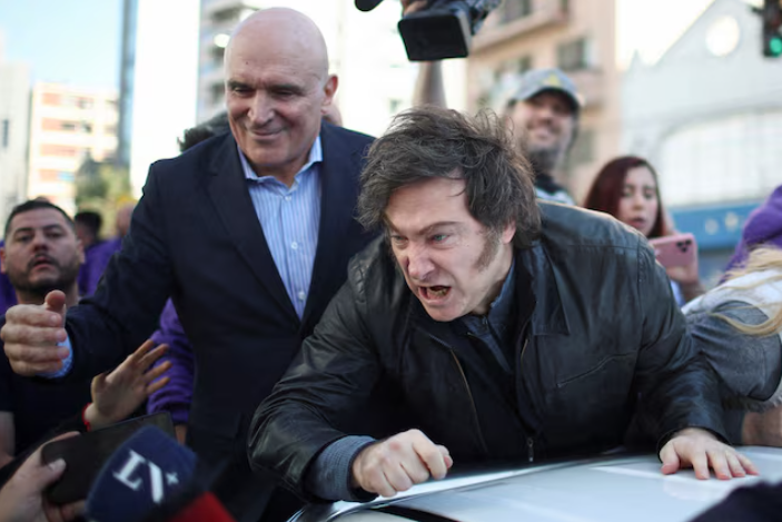Milei es evacuado de un acto en Buenos Aires tras ataque con piedras a su caravana