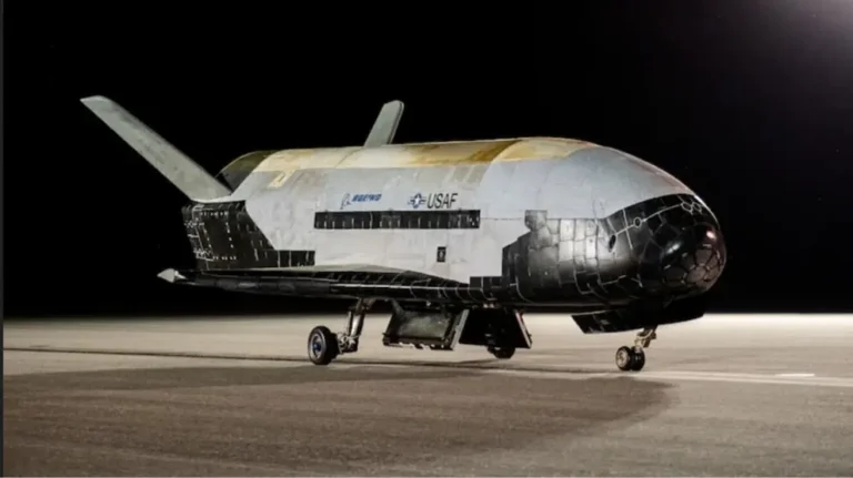 EEUU lanza su avión espacial secreto X-37B para probar navegación cuántica y comunicación láser