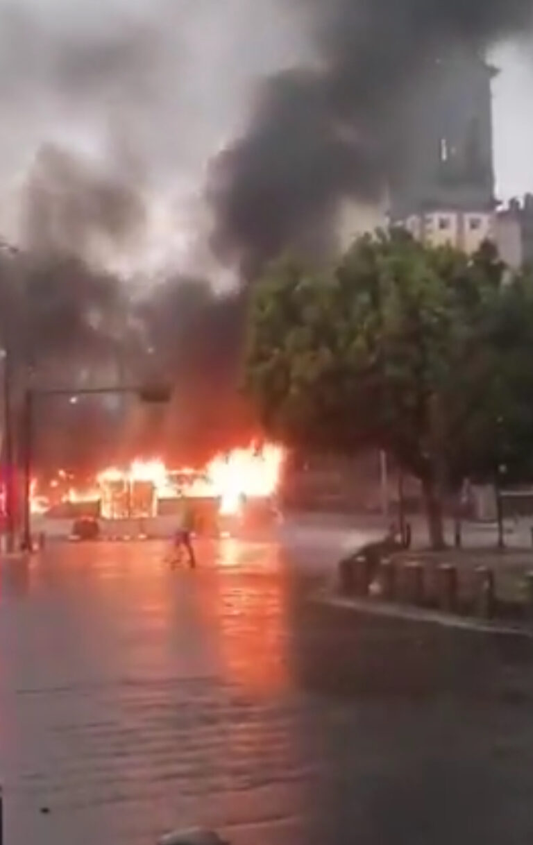 Normalistas incendian autobús en Puebla