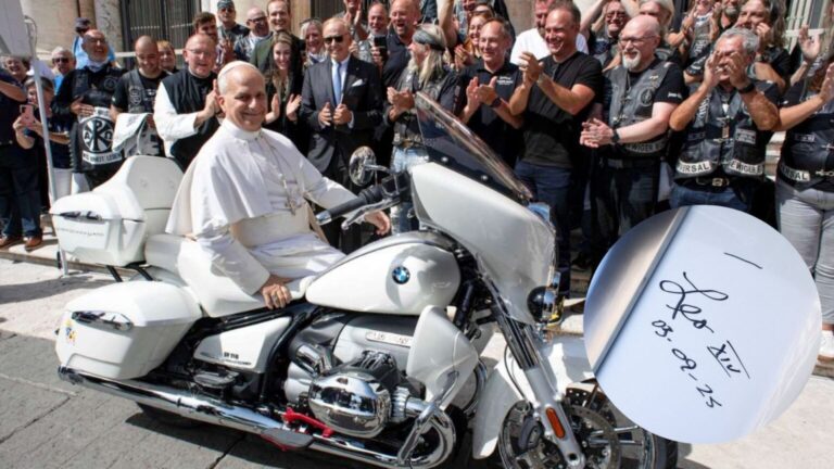 El Papa acelera su moto BMW