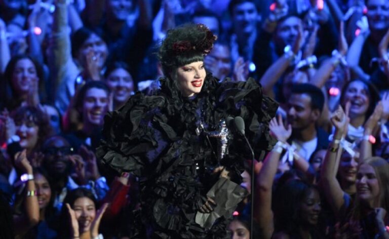 Lady Gaga brilla en los VMAs y se consagra como Artista del Año