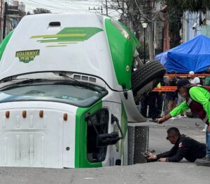 Socavón de 8 metros ‘devora’ camión refresquero en Iztapalapa