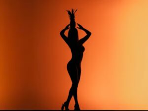 La sensualidad de Karol G en el Crazy Horse de París