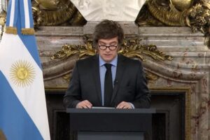 Argentina en crisis financiera tras derrota electoral.