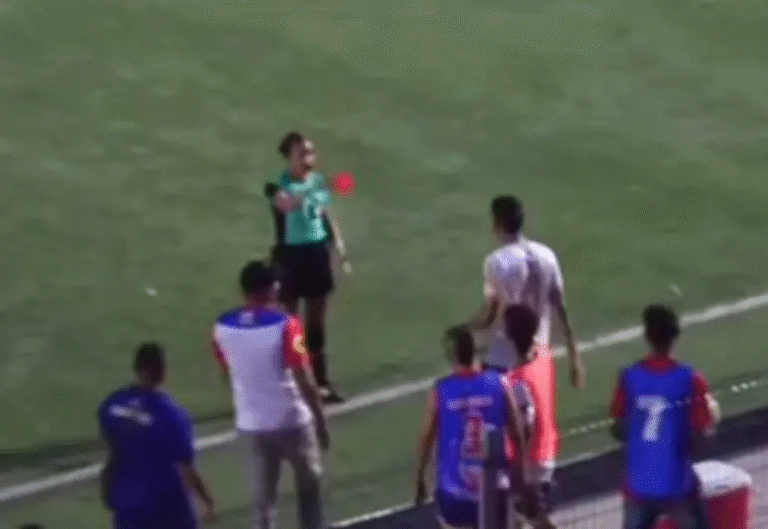 Indignación en Magdalena: jugador agrede a la árbitra Vanessa Ceballos en pleno partido