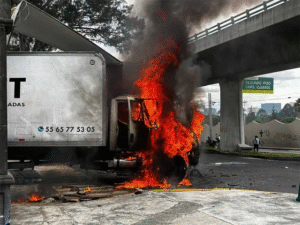 Normalistas irrumpen en Campo Militar 1-A y prenden fuego a un camión