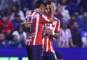 Chivas vence al Puebla 2-0 y extiende su buen momento