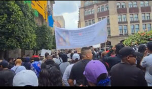 Policías protestan en el Zócalo