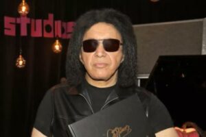 Gene Simmons sufre desmayo y choca en Malibú