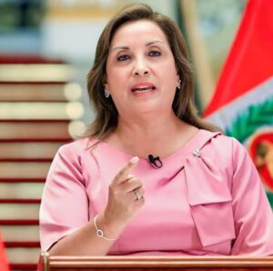 Congreso destituye a Presidenta de Perú