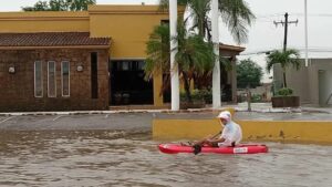 VIDEO | Tampiqueño rema sobre una avenida inundada y se vuelve viral tras las lluvias