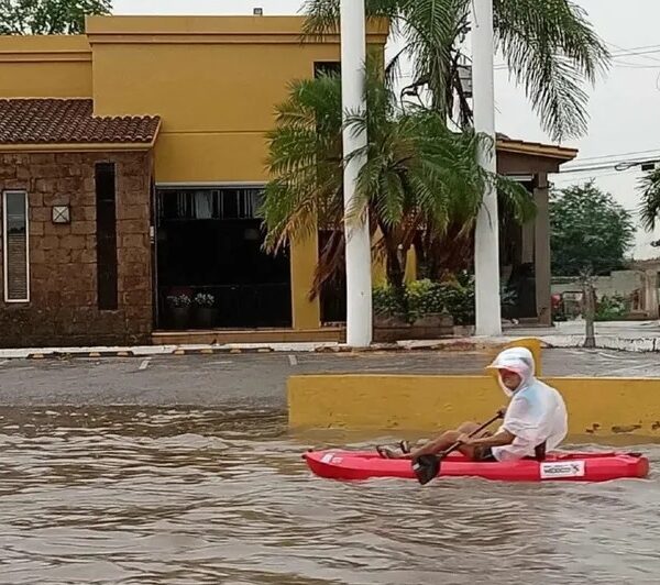 VIDEO | Tampiqueño rema sobre una avenida inundada y se vuelve viral tras las lluvias