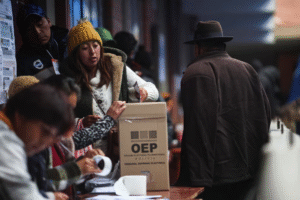 Bolivia cierra las urnas y marca el fin de una era política