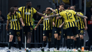 AEK Atenas aplasta 6-0 al Aberdeen con doble asistencia de Orbelín Pineda