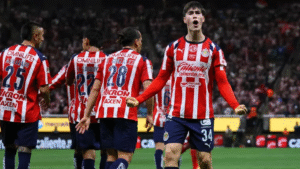 Chivas aplasta al Atlas 4-1 en el Clásico Tapatío con triplete de Armando González