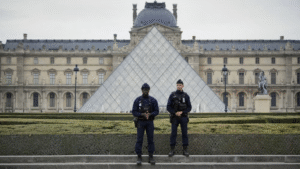 Arrestan a sospechosos del espectacular robo en el Museo del Louvre