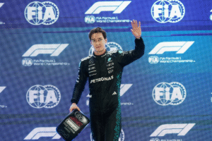 Russell firma la pole en Singapur; Verstappen segundo y los Williams descalificados