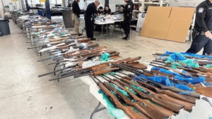 E.UU. decomisa 400 armas que serían enviadas a México; hay dos detenidos
