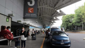 Jueza federal prohíbe detener a conductores de Uber en aeropuertos de México