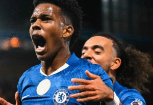 Estêvão Willian le da al Chelsea un triunfo agónico 2-1 ante Liverpool